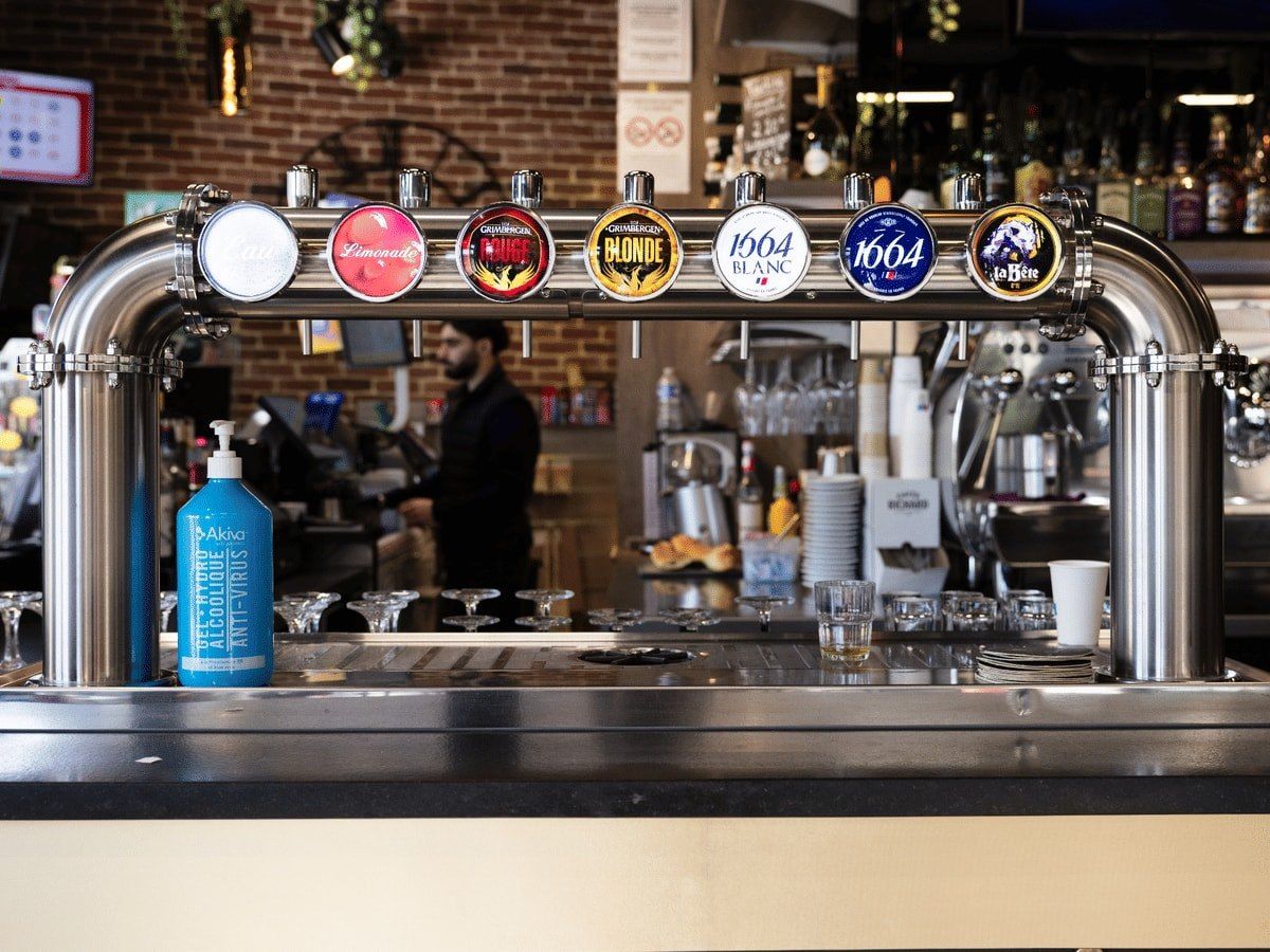 Les tireuses à bière et le comptoir du bar