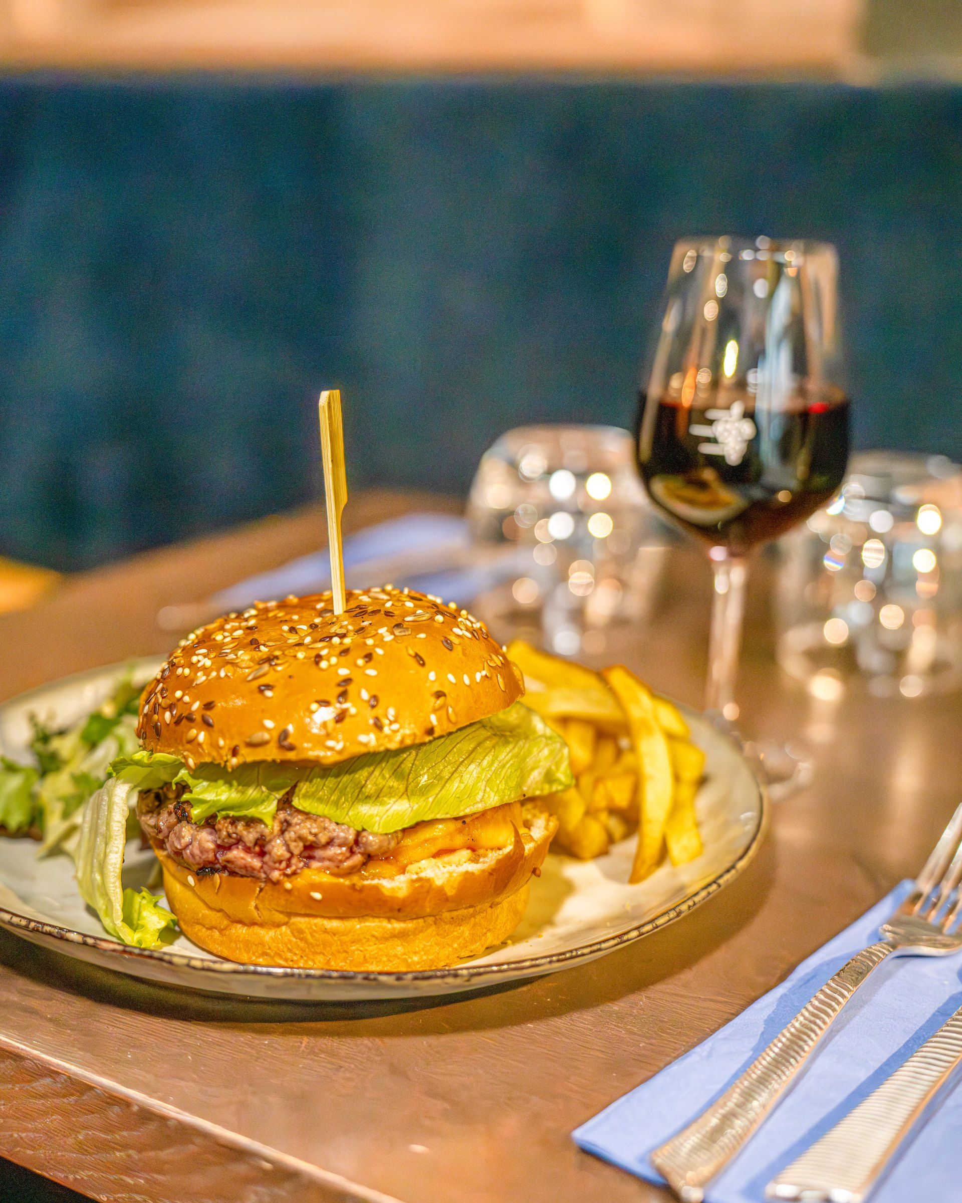 Burger maison, frites et verre de vin rouge