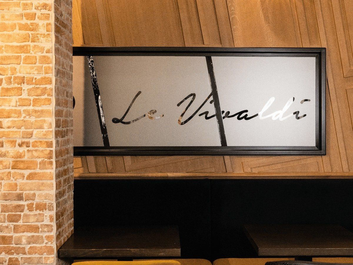 L'enseigne Le Vivaldi sur le mur en bois de la salle