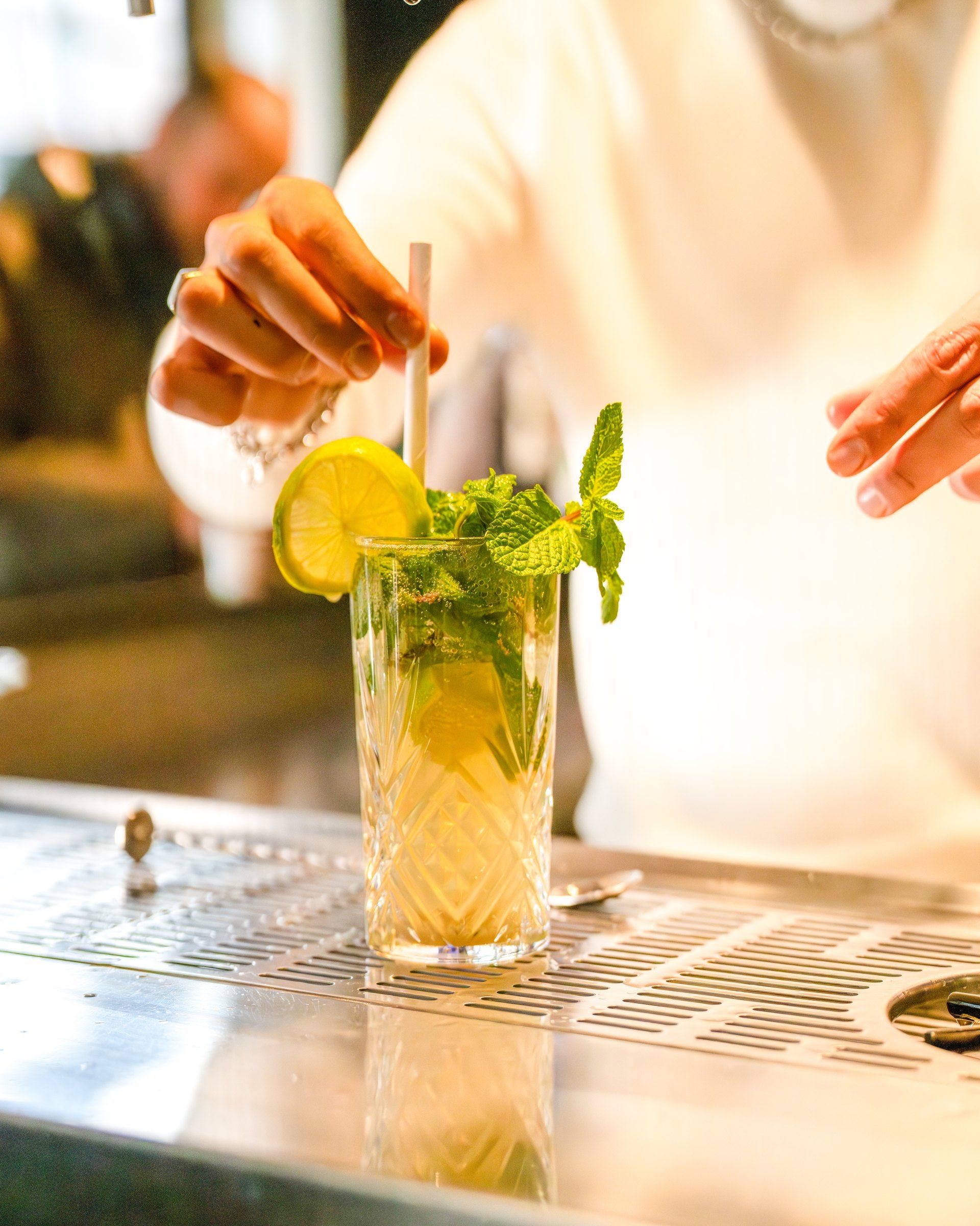 Préparation d'un mojito au comptoir