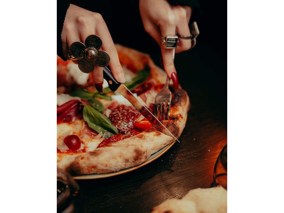 Pizza découpée à la roulette sur la table