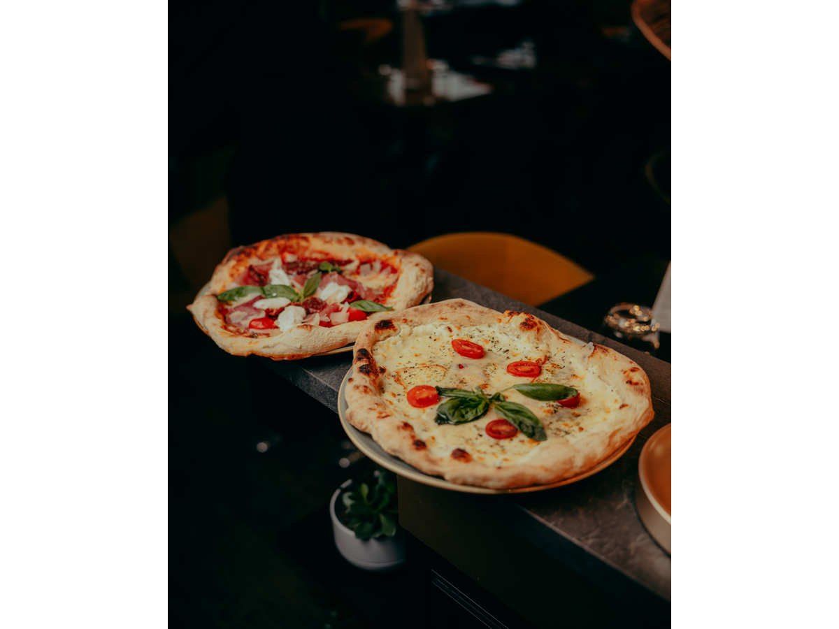 Deux pizzas servies sur une table du restaurant