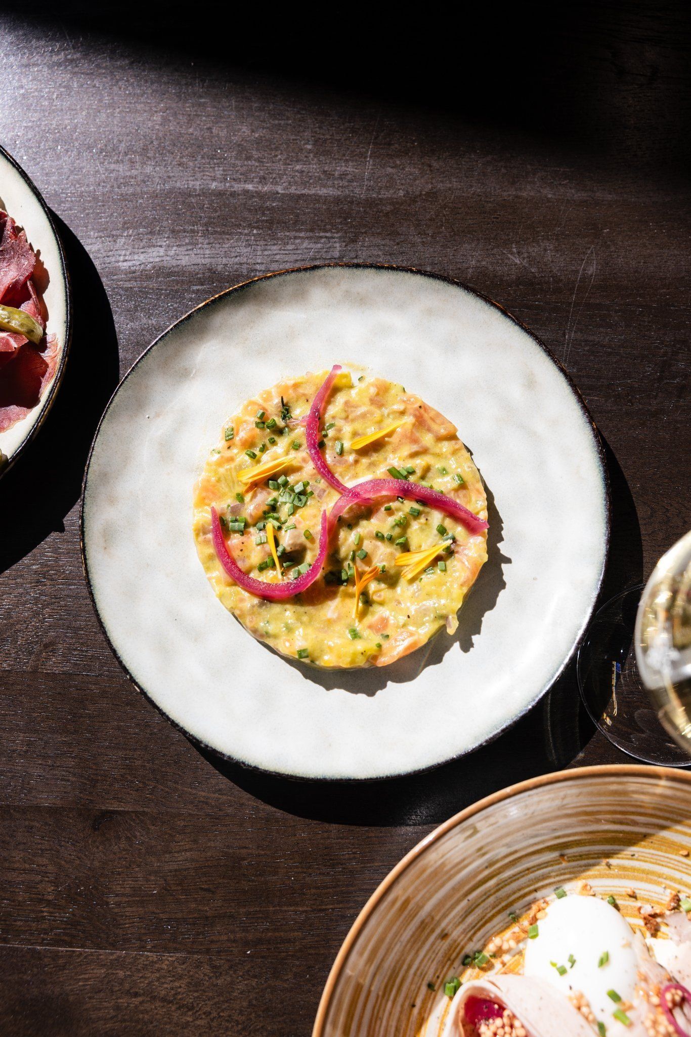 Tartare de bœuf garni d'oignons rouges