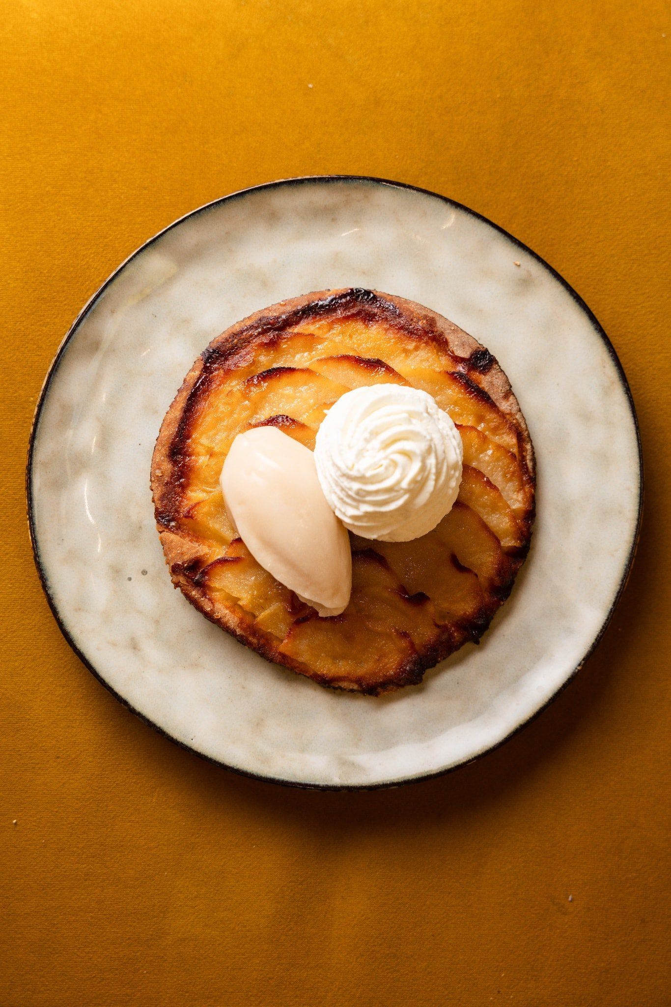 Tarte fine aux pommes, chantilly et glace