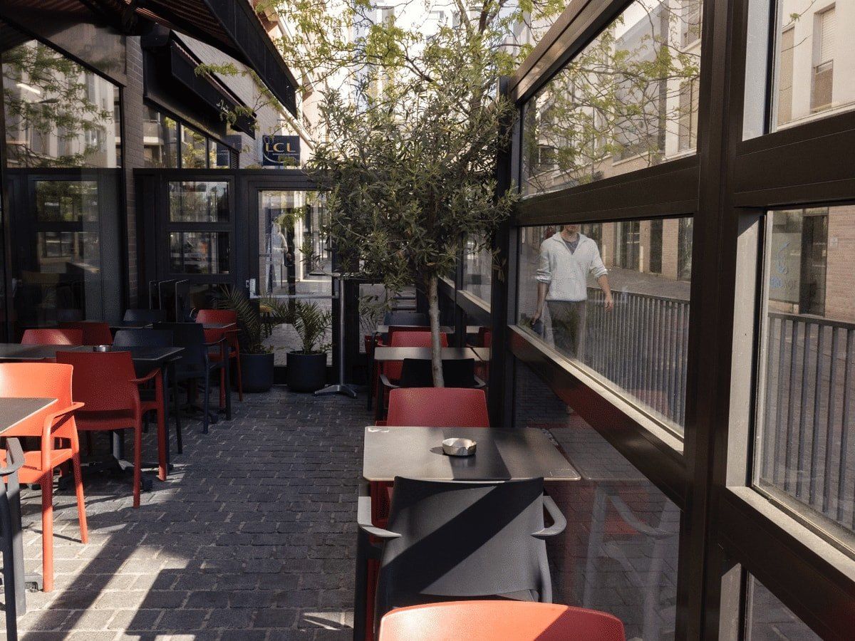 Allée de la terrasse le long des baies vitrées